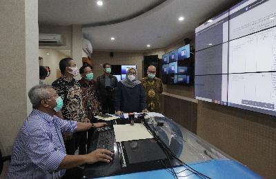 Ketua KPU RI Arief Budiman (kiri) menunjukkan data parpol yang sudah tervalidasi untuk mengikuti Pilkada Serentak 2020,  di Kantor KPU, Jakarta, 1 September 2020. ANTARA/Reno Esnir