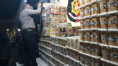 Stacks of boxes filled with smuggled birds which were confiscated by law officers in a raid assisted by Flight, November 10. / Flight Protecting Indonesia’s Bird