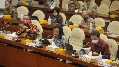 (Front, L-R) Bank Indonesia Governor Perry Warjiyo, Finance Minister Sri Mulyani, and Financial Services Authority’s Commissioner for Banking Supervision Heru Kristiyana at a meeting with DPR’ Finance Commission at the Paliament Complex, Senayan, Jakarta, August 24./ ANTARA/Reno Esnir