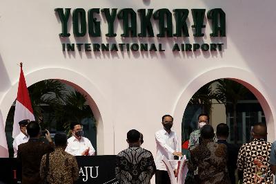 Presiden Joko Widodo (tengah) didampingi jajaran menteri meresmikan Yogyakarta International Airport (YIA) di Kulonprogo, DI Yogyakarta, 28 Agustus 2020. ANTARA/Andreas Fitri Atmoko