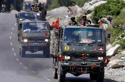 Konvoi Angkatan Darat India melakukan patroli di sepanjang jalan raya menuju ke Ladakh, Kashmir, India. Reuters/Danish Ismail