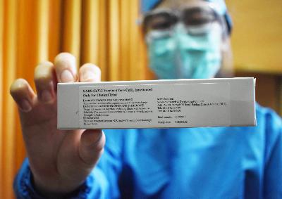 Dokter menunjukan kemasan vaksin Covid-19  pada pelaksanaan uji klinis vaksin Covid-19 di RS Pendidikan Universitas Padjadjaran, Bandung, Jawa Barat, 6 Agustus 2020. TEMPO/Prima Mulia