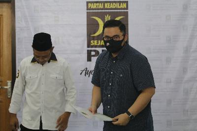 Bakal calon Bupati Kediri yang diusung PDI Perjuangan Haninditho Himawan Pramono (kanan) menerima surat keputusan dukungan dari PKS di Desa Sukorejo, Kediri, Jawa Timur, 31 Agustus 2020. ANTARA/Prasetia Fauzani