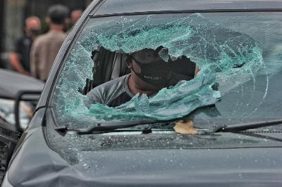 Mobil yang rusak usai penyerangan di Polsek Ciracas, Jakarta, 29 Agustus 2020. TEMPO/Hilman Fathurrahman W