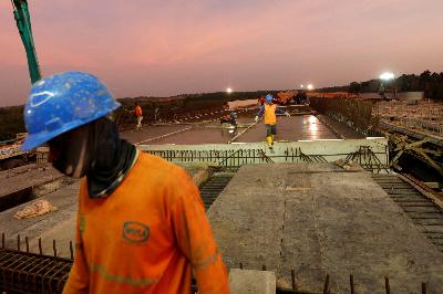 Pembangunan jalan tol Balikpapan-Samarinda di Kabupaten Samboja, Kabupaten Kutai Kertanegara, Kalimantan, Agustus 2019. REUTERS/Willy Kurniawan