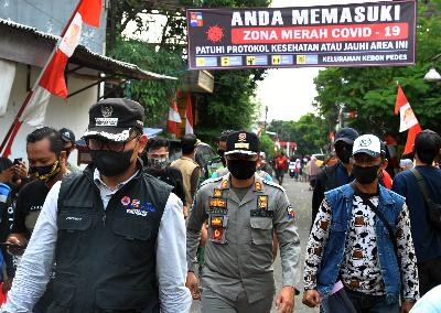 Wali Kota Bogor Bima Arya (kiri) mengunjungi wilayah zona merah penyebaran COVID-19 pada Pembatasan Sosial Berskala Mikro dan Komunitas (PSBMK) di Kebon Pedes, Bogor, Jawa Barat, 30 Agustus 2020. ANTARA/Arif Firmansyah