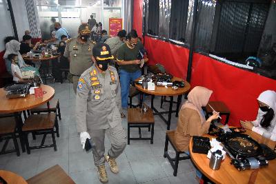 Sidak pembatasan jam operasional restoran di jalan KH Sholeh Iskandar, Bogor, Jawa Barat, 31 September 2020. ANTARA/Arif Firmansyah