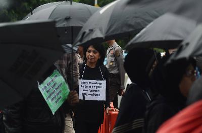 Istri mendiang pejuang HAM Munir, Suciwati, mengikuti aksi Kamisan di depan Istana Merdeka, Jakarta, 21 Januari 2016. TEMPO/Imam Sukamto