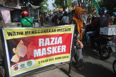 Razia masker di sekitar Pasar Ciwastra, Bandung, Jawa Barat, 3 September 2020. TEMPO/Prima Mulia