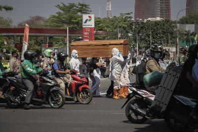 Petugas membawa peti jenazah saat sosialisasi bahaya COVID-19 di Fatmawati, Jakarta, 26 Agustus 2020. TEMPO/M Taufan Rengganis

