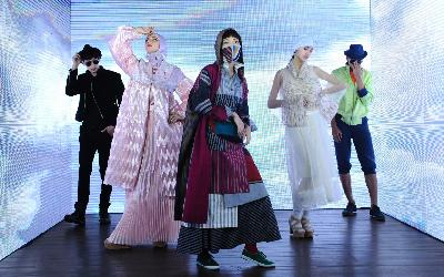Busana karya Poppy Dharsono (belakang), Katya Jenny Tjahyawati, Corry Kastubi dan Nanik Rachmat saat rehearsal Indonesia Fashion Week 2020. Dok APPMI