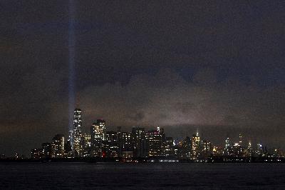 Instalasi sinar diuji di Manhattan dan One World Trade Center untuk  peringatan 19 tahun serangan 9/11 di New York City, Amerika Serikat, 10 September 2020. REUTERS/Brendan McDermid