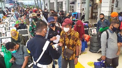 Calon penumpang kereta api mengantri di Stasiun Senen, Jakarta, 11 September 2020. TEMPO/Subekti