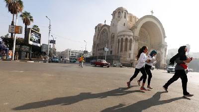Perlombaan lari sebagai usaha mengkampanyekan anti kereasan terhadap perempuan, di Kairo, Mesir, November 2018. Reuters/Amd Abdallah Dalsh