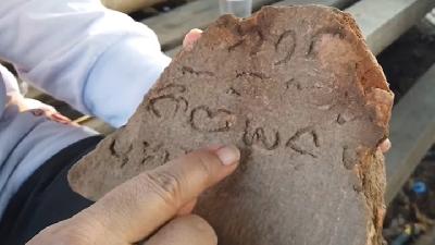 Tulisan kuno pada penggalan batu bata yang ditemukan dalam ekskavasi Situs Kumitir sektor A di Dusun Bendo, Desa Kumtir, Kecamatan Jatirejo, Mojokerto, Jawa Timur./MI.com