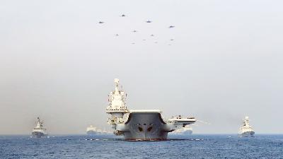 Kapal laut perang dan jet tempur Tentara Rakyat Cina, di Laut Cina Selatan, April 2018./ Reuters/Stringer