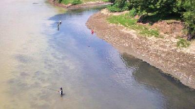 Sejumlah warga memancing ikan di dekat muara anak sungai Bengawan Solo yang tercemar limbah./Antara