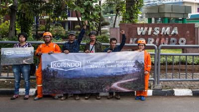 Aksi aktivis lingkungan dari berbagai lembaga non pemerintah menuntut Korindo agar berhenti merusak hutan Indonesia di depan Wisma Korindo Jakarta, November 2018. Foto: RAN/Leoni Rahmawati