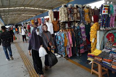Aktivitas warga dan pedagang kaki lima di kawasan Pasar Tanah Abang, Jakarta, 13 September 2020. TEMPO/Muhammad Hidayat
