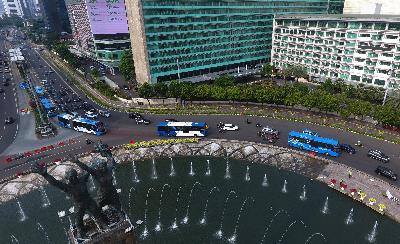 Armada angkutan Transjakarta pada hari pertama penerapan pembatasan sosial berskala besar (PSBB) total di kawasan Bundaran HI, Jakarta, 14 September 2020. TEMPO/Subekti.