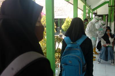 Sejumlah siswa antre untuk mengikuti tes usap massal di Madrasah Aliyah Negeri (MAN) Tegal, Jawa Tengah, 14 September 2020.  ANTARA/Oky Lukmansyah