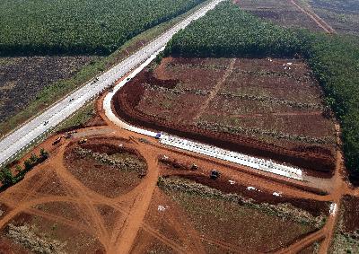 Pembangunan akses darurat Tol Trans Jawa di sekitar wilayah Kawasan Industri Terpadu Batang, di Ketanggan, Kabupaten Batang, Jawa Tengah, 26 Agustus 2020. ANTARA/Harviyan Perdana Putra