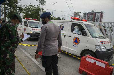 Petugas memeriksa berkas pasien Covid-19 saat tiba di IGD rumah sakit darurat penanganan Covid-19, Wisma Atlet Kemayoran, Jakarta, 10 September lalu.