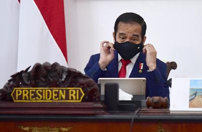Presiden Joko Widodo memimpin rapat terbatas mengenai laporan Komite Penanganan Covid-19 dan pemulihan ekonomi nasional di Istana Merdeka, Jakarta, pada Senin, 14 September 2020. BPMI Setpres/Muchlis Jr