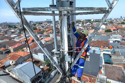 Perawatan BTS (base transceiver station) di kawasan Tebet, Jakarta, 8 September 2020. Tempo/Tony Hartawan