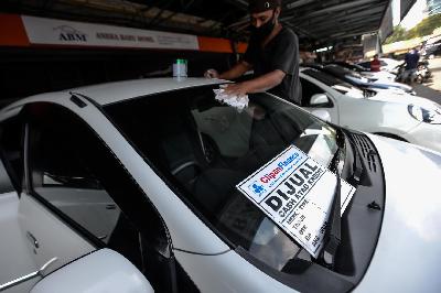 Pegawai membersihkan mobil yang akan dijual di Pasar Mobil Kemayoran, Jakarta, 2 Juni 2020. Tempo/Tony Hartawan