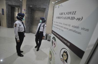 Petugas keamanan berjaga dii RS Kesehatan Ibu & Anak milik Pemerintah Kota Bandung, Jawa Barat, 13 Maret 2020.  TEMPO/Prima Mulia