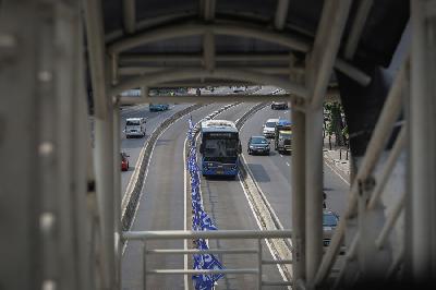 Bus Transjakarta melintas di Jalan Warung Buncit Raya, Jakarta Selatan, 13 September 2020. TEMPO/M Taufan Rengganis