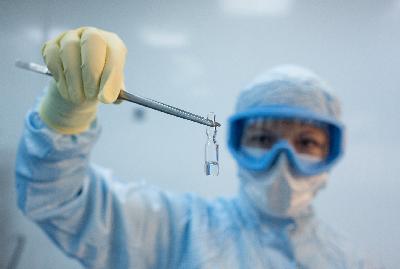 Peneliti menunjukkan botol berisi vaksin "Gam-COVID-Vac" yang dikembangkan Institut Riset Nasional untuk Epidemiologi dan Mikrobiologi Gamaleya di perusahaan farmasi Binnopharm, Zelenograd dekat Moskow, Rusia, 7 Agustus 2020. Reuters/Andrey Rudakov
