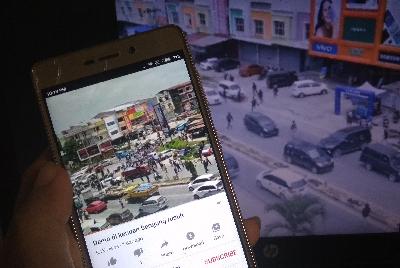 Kanal Youtube warganet menayangkan video kerusuhan oleh sekelompok massa di Kendari, Sulawesi Tenggara, 18 September 2020. TEMPO/ Nita Dian