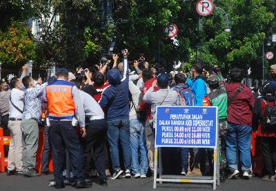 Petugas menutup kembali ruas jalan utama di Kota Bandung saat adaptasi kebiasaan baru yang diperketat di Jalan Asia Afrika di Bandung, Jawa Barat, 18 September 2020. TEMPO/Prima Mulia