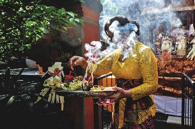 Umat Hindu melaksanakan ritual sembahyangan Hari Raya Galungan di Kampung Bali, Bekasi Utara, 16 September 2020.  TEMPO/Hilman Fathurrahman W