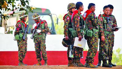 Militer Myanmar melakukan latihan rutin di Ayeyarwaddy, Myanmar, Februari 2018./ REUTERS/Lynn Bo Bo/Pool