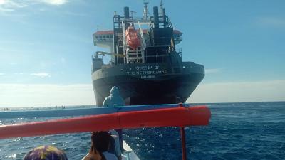 Nelayan pulau Kodingareng berupaya menghalangi kapal Queen of The Netherlands yang melakukan pengerukan pasir laut di wilayah tangkap ikan nelayan, Juni 2020./Aliansi Selamatkan Pesisir