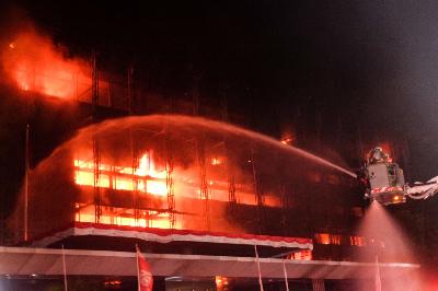 Petugas memadamkan kebakaran gedung Kejaksaan Agung Republik Indonesia di Jakarta, 22 Agustus 2020. TEMPO/Hilman Fathurrahman W