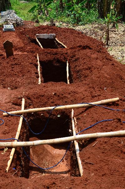 Tiga lubang makam yang sudah disiapkan untuk pemakaman Covid-19 di  Taman Pemakaman Umum (TPU) Pasir Putih, Kecamatan Sawangan, Depok, Jawa Barat, 16 September 2020. Tempo/Nurdiansah