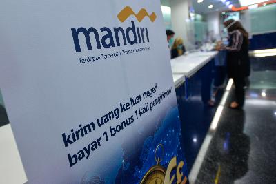 Transaksi perbankan di Bank Mandiri, Jakarta, 25 Juni 2020. Tempo/Tony Hartawan