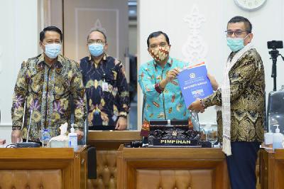 Wakil Ketua Baleg DPR RI Achmad Baidowi (kedua kanan) menerima pandangan dari fraksi terkait Rancangan Undang-Undang (RUU) tentang Kejaksaan di Gedung Nusantara I, Senayan, Jakarta, 17 September 2020. dpr.go.id