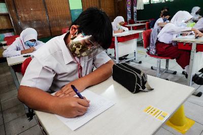 Siswa mengikuti pembelajaran tatap muka di SDN 06 Pekayon Jaya, Bekasi, Jawa Barat,  3 Agustus 2020. TEMPO / Hilman Fathurrahman W