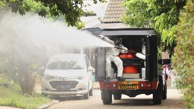 Petugas menyemprotkan disinfektan di depan rumah warga Bojongsari yang sedang isolasi mandiri di Curug, Depok, Jawa Barat, 21 September 2020. Tempo/Ijar Karim