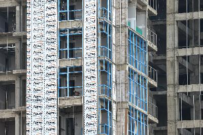 Pembangunan apartemen di kawasan Cempaka Putih, Jakarta, 3 Agustus 2020. Tempo/Tony Hartawan