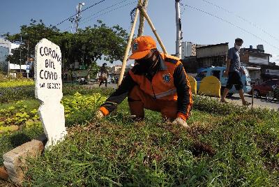 Makam buatan bertuliiskan Corona ini sebagai bentuk sosialisasi akan bahaya kematian yang disebabkan oleh Covid-19 di taman di Jalan Jatinegara Barat, Jakarta, 21 September 2020. TEMPO/Subekti.