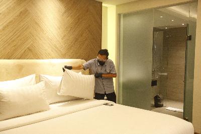 Pekerja merapikan kamar dengan menerapkan protokol kesehatan Covid-19  di sebuah hotel, Jakarta, 28 Juli 2020. TEMPO/Subekti