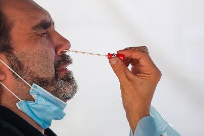 Petugas kesehatan mengambil sampel swab warga di Le Blanc Mesnil dekat Paris, Prancis, 22 September 2020. REUTERS/Gonzalo Fuentes