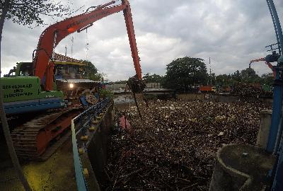 Alat berat ekskavator membersihkan sampah di Pintu Air Manggarai, Jakarta, 22 September 2020.  TEMPO/Subekti.