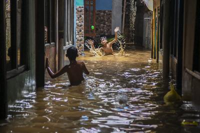 Banjir karena luapan Sungai Ciliwung di Kebon Pala, Jatinegara, 22 September 2020.  ANTARA/Galih Pradipta